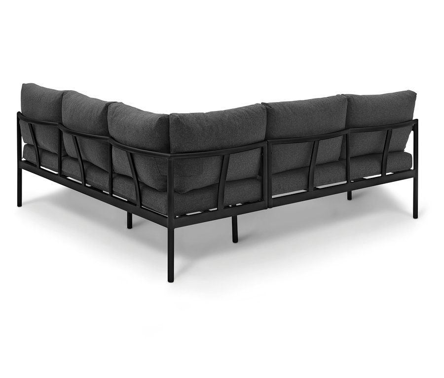 Widok z tyłu na sofę narożną z czarną ramą i szarymi poduszkami.