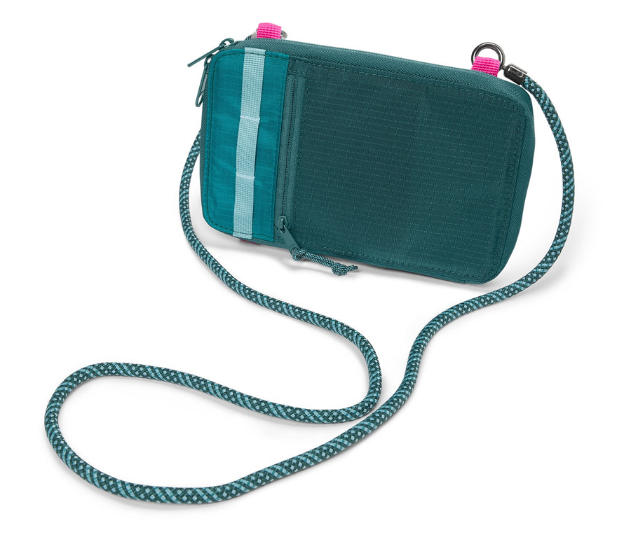 Zielony portfel na ramię z niebiesko-zielonym sznurkowym paskiem leży na białym tle.