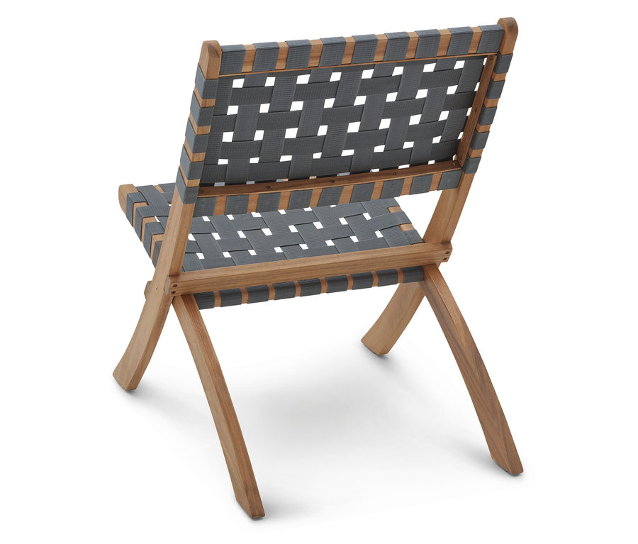 Widok z tyłu drewnianego krzesła składanego z szarym, tkanym siedziskiem.