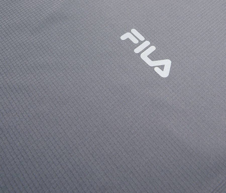 Szara koszulka Fila z białym logo.
