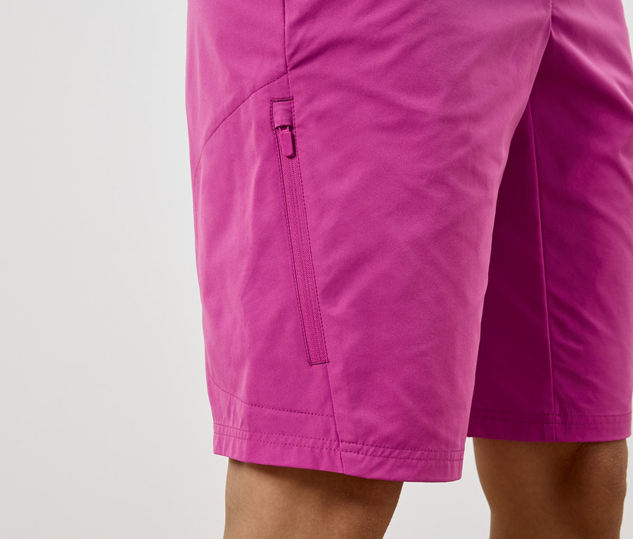 Zbliżenie na różowe szorty z kieszenią na zamek.