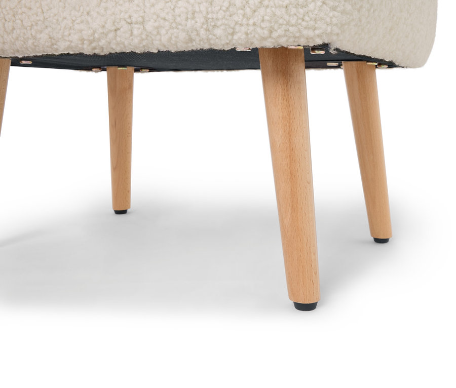 Zbliżenie spodu taboretu z nogami z naturalnego drewna i kremowym, kudłatym siedziskiem.