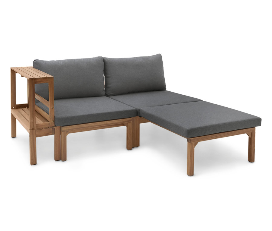 Drewno sofa z szarymi poduszkami i małym stolikiem bocznym.