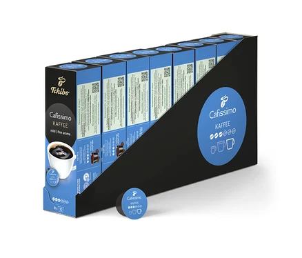Rzędy opakowań Cafissimo Kaffee mild. Z przodu leży kapsułka.