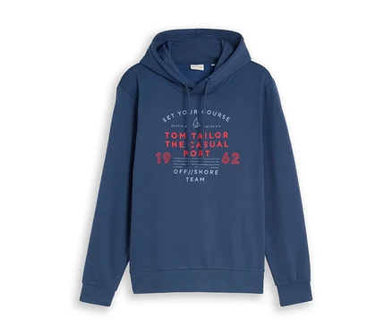 Ciemnoniebieska bluza z kapturem Tom Tailor z grafiką na przodzie, przedstawiającą napisy „SET YOUR COURSE”, „TOM TAILOR THE CASUAL PORT”, „OFF//SHORE TEAM” oraz cyfry „19” i „62” w kolorach białym i czerwonym.