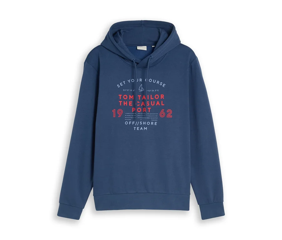 Ciemnoniebieska bluza z kapturem Tom Tailor z grafiką na przodzie, przedstawiającą napisy „SET YOUR COURSE”, „TOM TAILOR THE CASUAL PORT”, „OFF//SHORE TEAM” oraz cyfry „19” i „62” w kolorach białym i czerwonym.