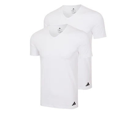 Dwie białe koszulki adidas Active Flex z dekoltem w serek, jedna lekko przed drugą, każda z małym czarnym logo na lewym dolnym brzegu.