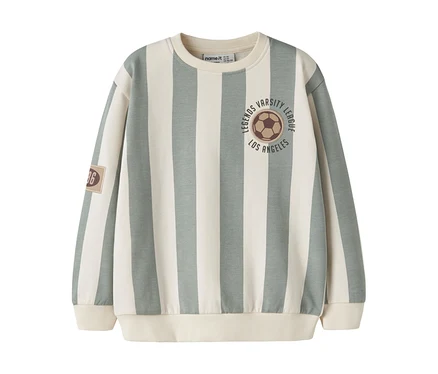 Bluza z pionowymi jasnozielonymi i kremowymi paskami, centralną okrągłą grafiką z piłką nożną i napisem „LEGENDS VARSITY LEAGUE LOS ANGELES” oraz naszywką „86” na lewym rękawie.