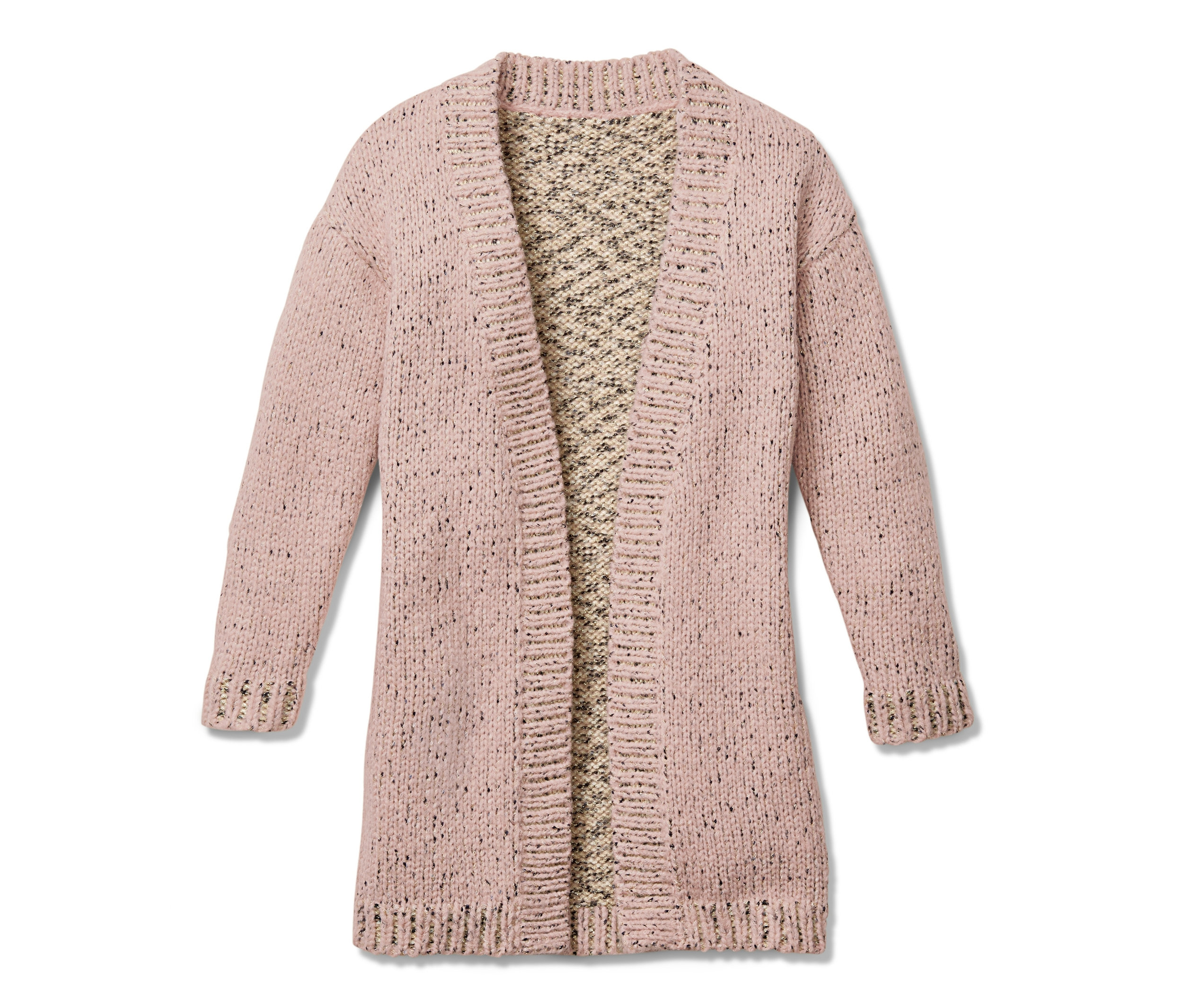 Różowy sweter z dzianiny o grubym splocie.