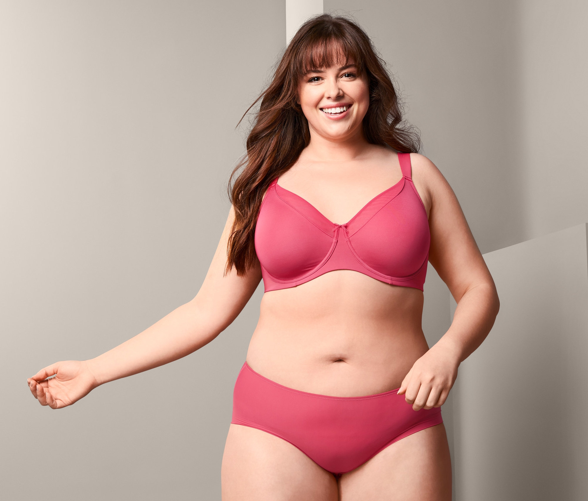 Kobieta ma na sobie biustonosz typu minimizer i majtki.