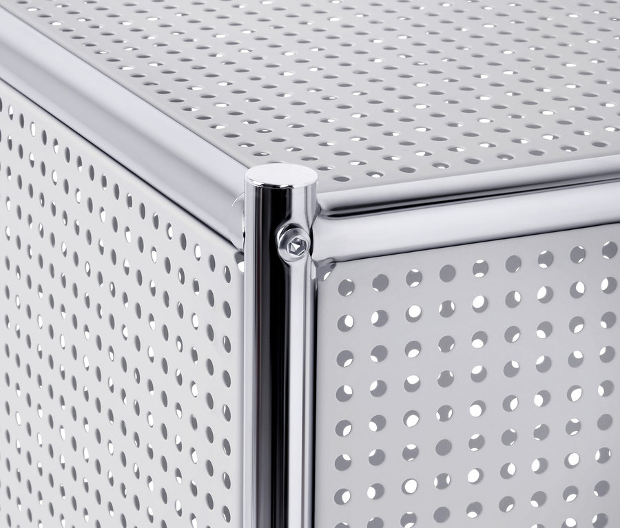 Szczegół białego, metalowego modułu na kółkach „CN3”.