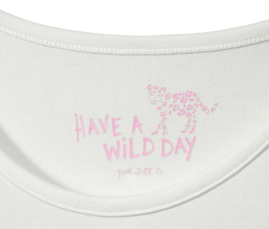 Zbliżenie na białą koszulkę z napisem "HAVE A WILD DAY" i grafiką geparda. Koszulka zakładana przez głowę.
