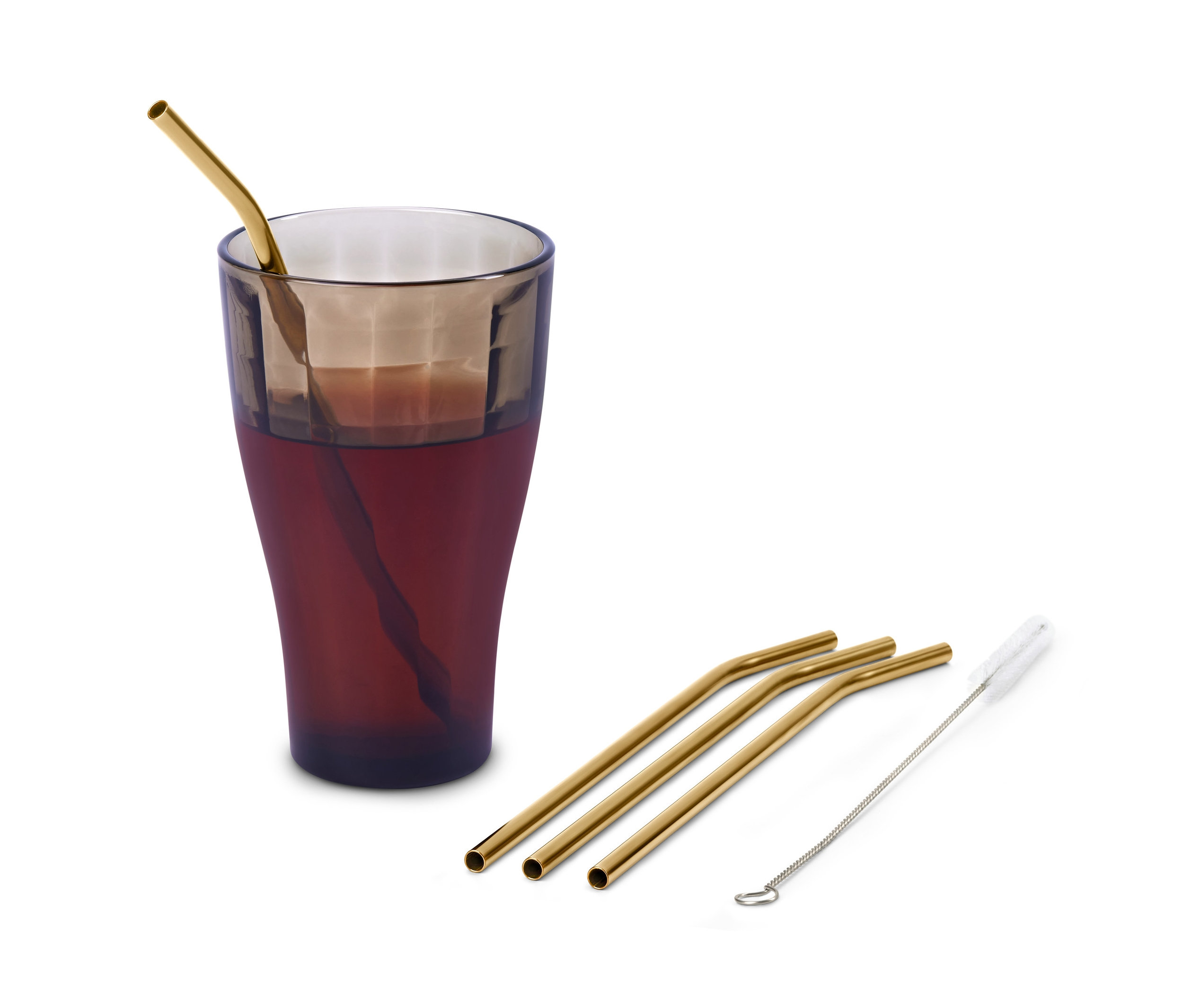 Szklanka z napojem i metalową słomką, obok leżą 3 metalowe słomki i szczoteczka do czyszczenia.
