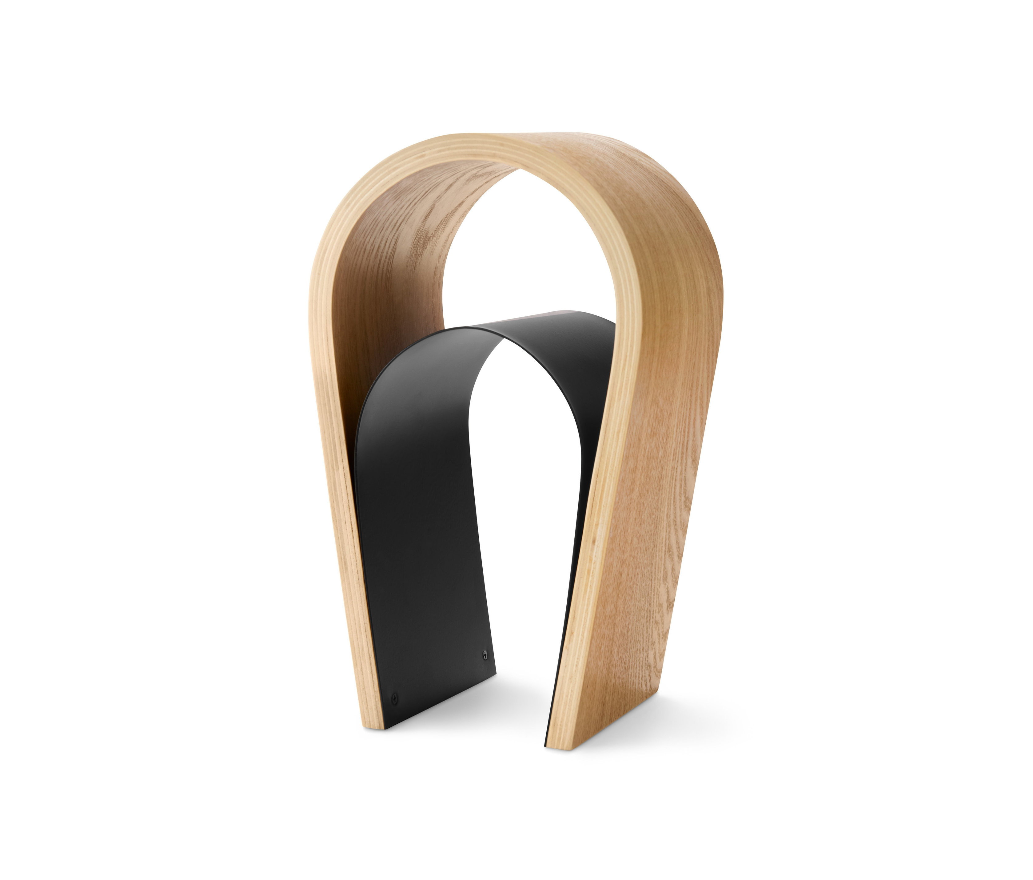 Szczegółowe ujęcie drewnianego stojaka na słuchawki z czarną metalową podpórką pośrodku.