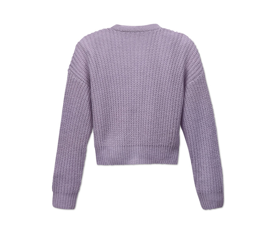 Detal fioletowego rozpinanego swetra z dzianiny.