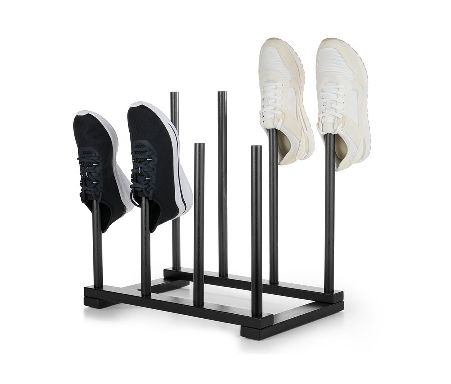 Dwie pary butów umieszczone na czarnym stojaku na buty.