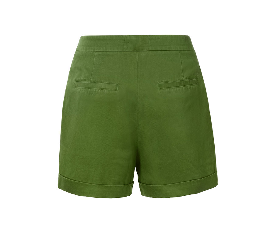 Widok z tyłu zielonych szortów z domieszką lnu.