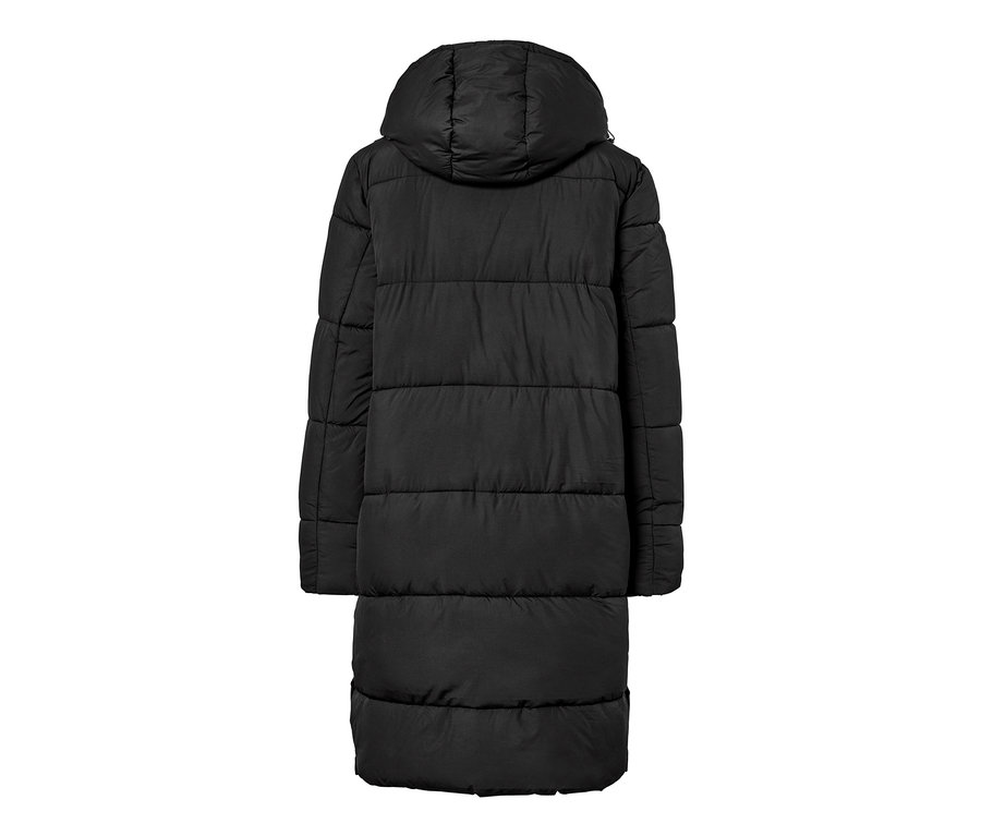 Szczegółowy widok czarnego płaszcza pikowanego z kapturem.