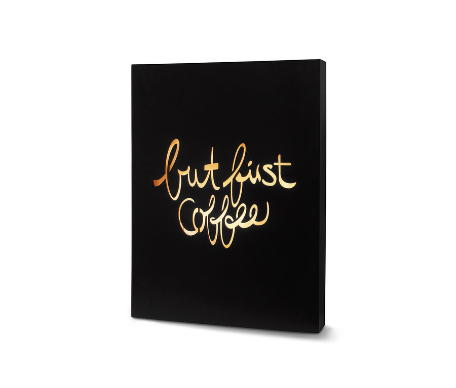 Czarna ozdobna lampka LED »But first coffee« ze złotym napisem.