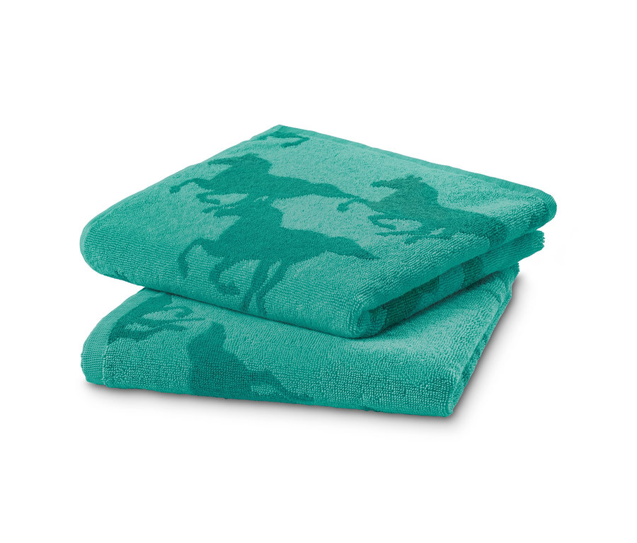 Zestaw ręczników w kolorze zielonym ze wzorem koni, ułożony w stos.