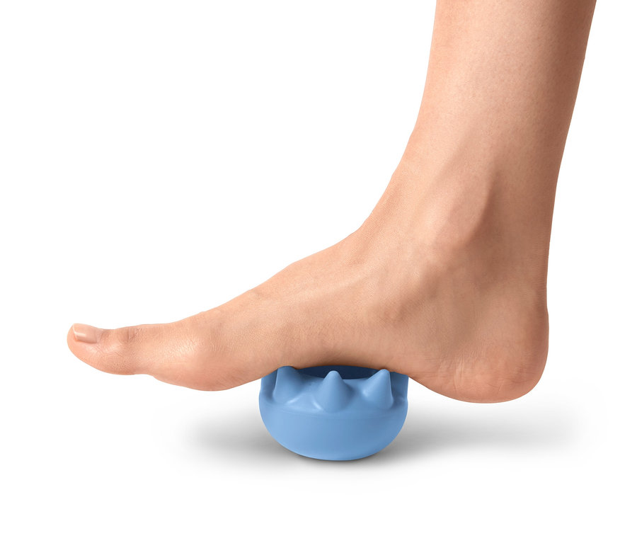 Stopa na niebieskim trenażerze stóp i łydek.