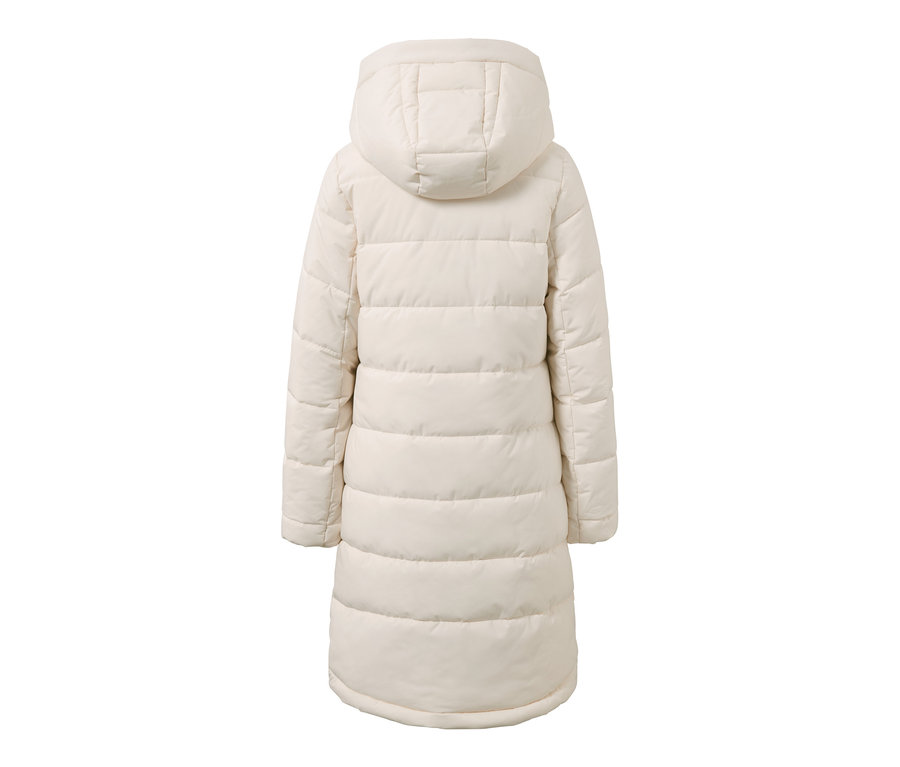 Widok z tyłu beżowego płaszcza pikowanego.