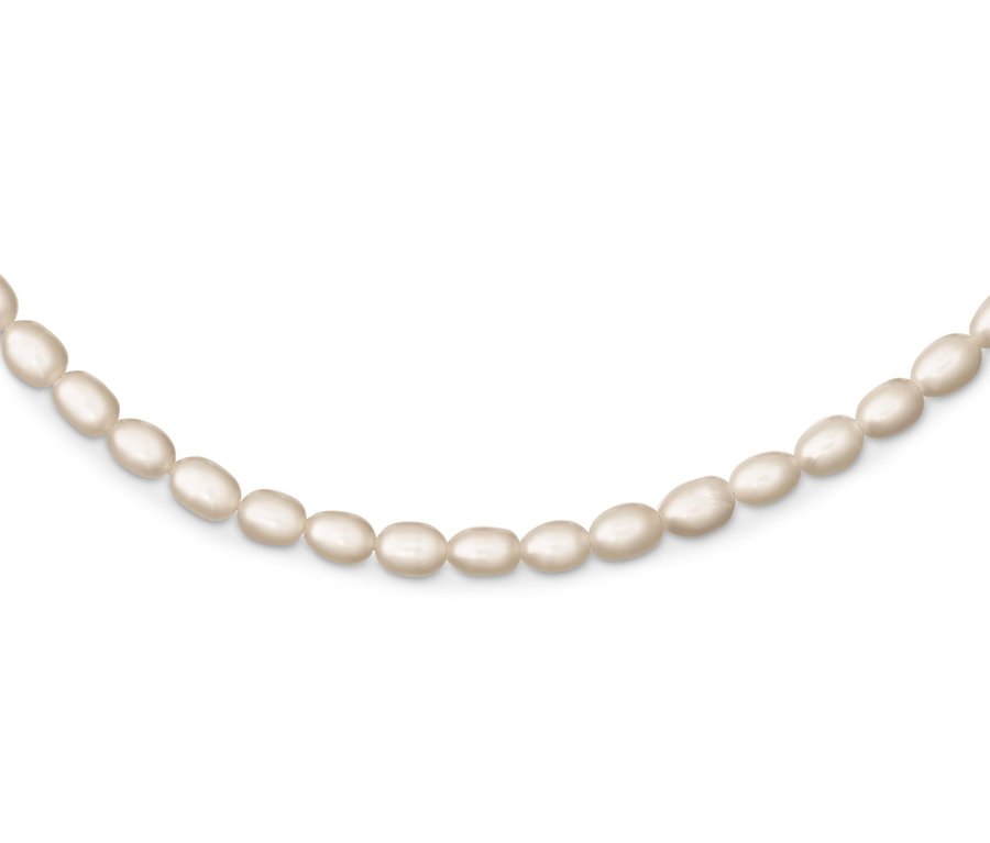 Detal srebrnego łańcuszka 925 Tiny Pearls z drobnymi perłami.