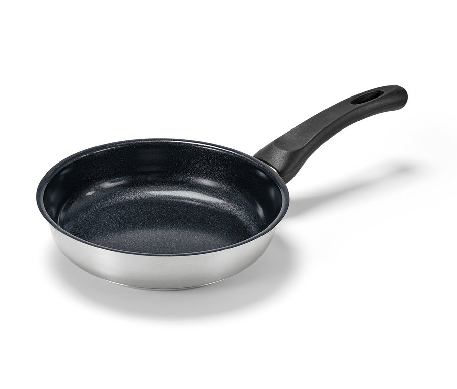 Patelnia ze stali nierdzewnej z powłoką ceramiczną o średnicy około 20 cm.