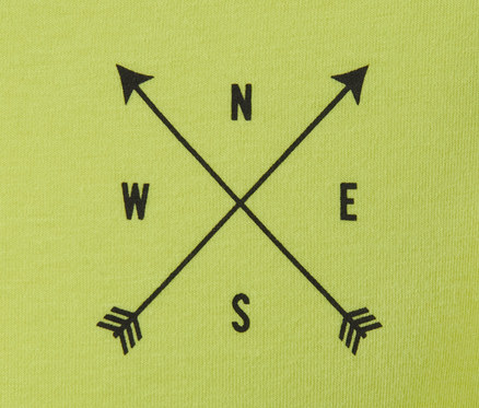 Zielona koszulka funkcyjna z czarnym nadrukiem kompasu.