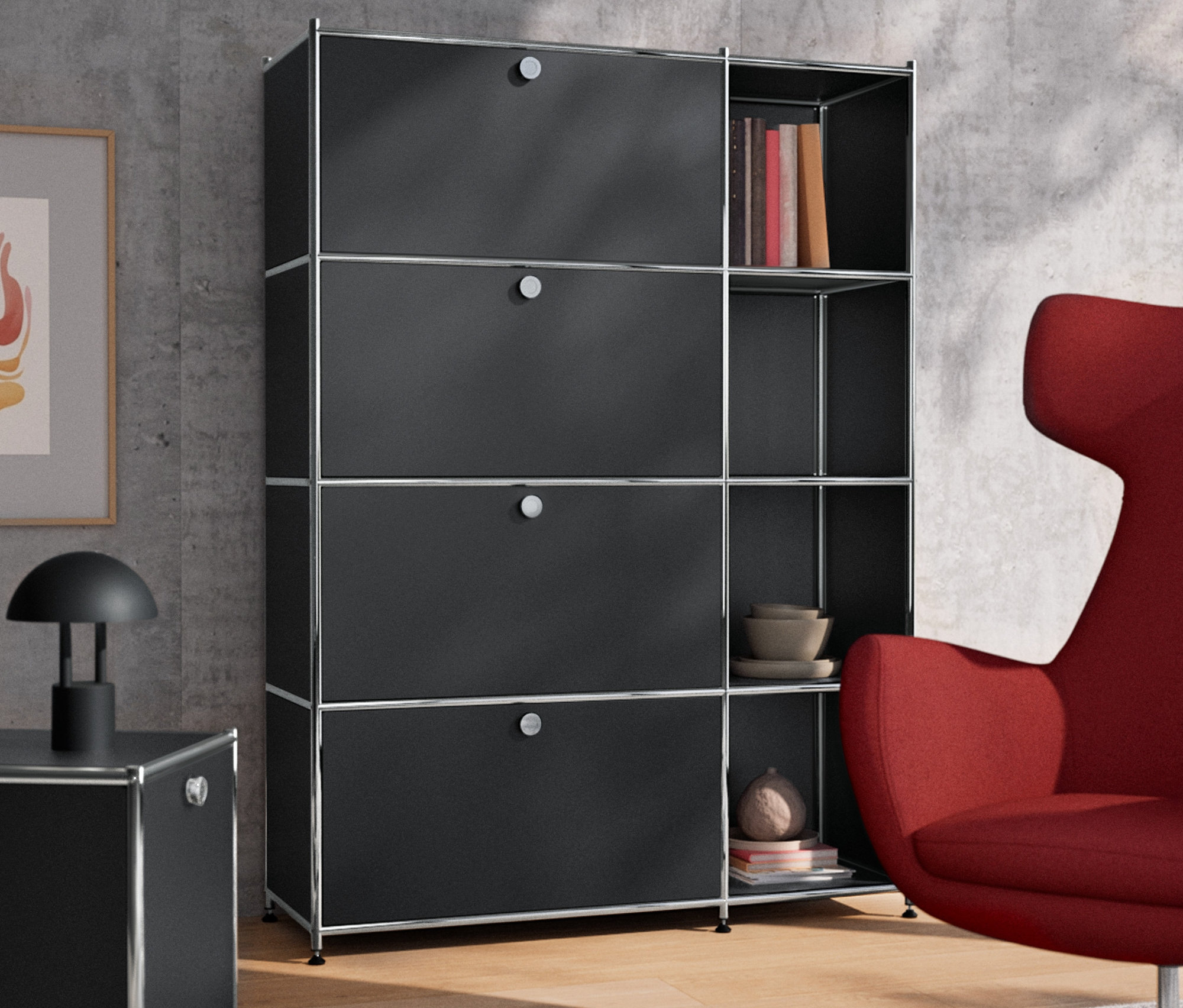 Czarny metalowy regał »CN3« z 4 komorami z klapami stoi obok czarnej akumulatorowej lampy stołowej LED.