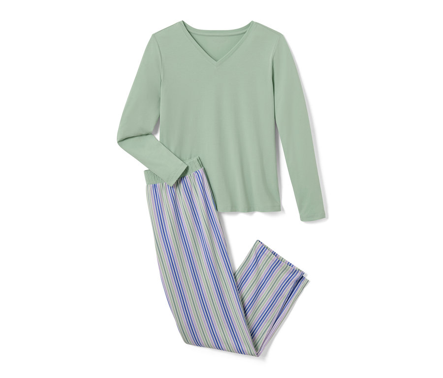Zielona piżama z długim rękawem i spodnie w paski.