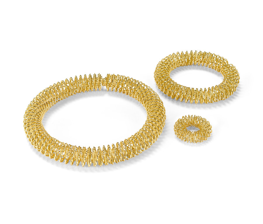 Złoty zestaw do akupresury na białym tle.