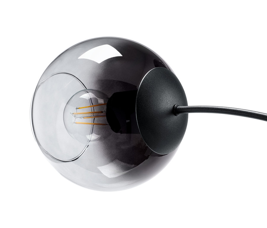 Detal lampy stojącej z kloszami z przydymionego szkła.
