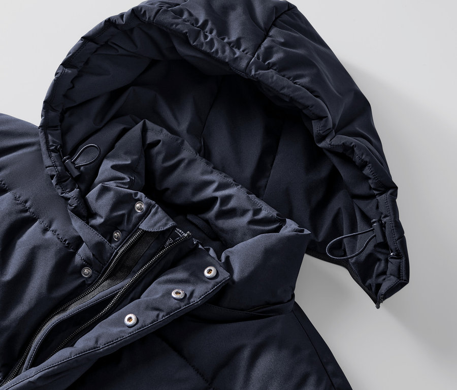 Zbliżenie na pikowaną parkę z kapturem.