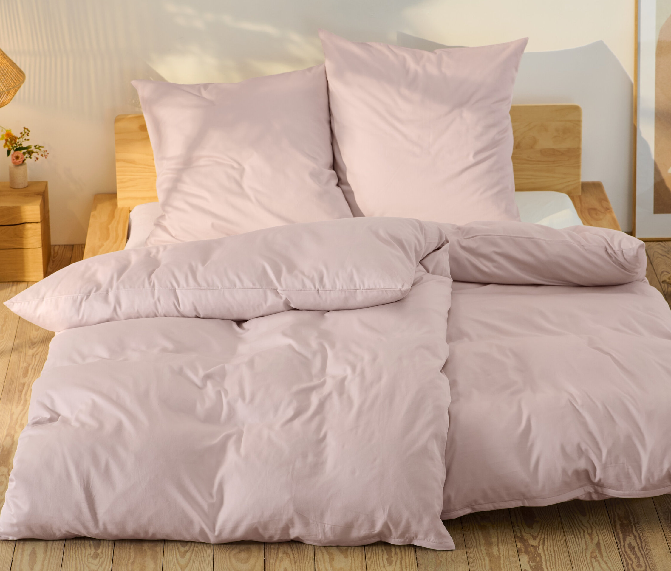 Bladoróżowa pościel z satyny bawełnianej w standardowym i niestandardowym rozmiarze na łóżku.