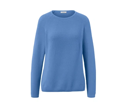 Niebieski sweter z dzianiny.
