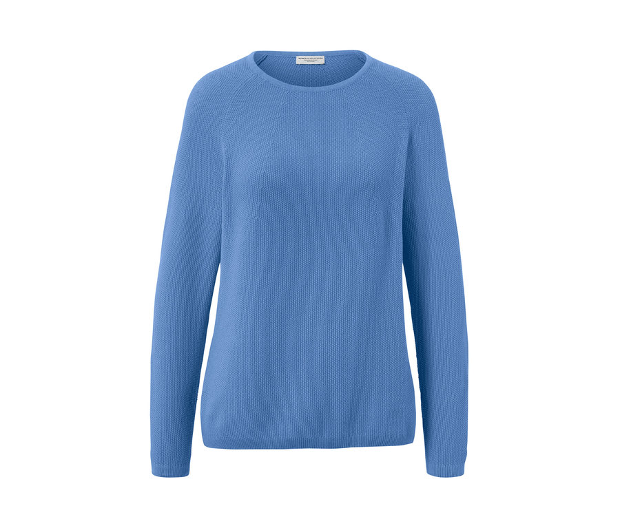 Niebieski sweter z dzianiny.