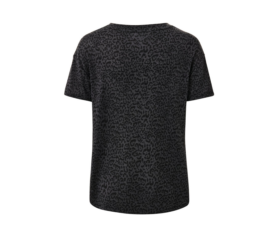 Zbliżenie na antracytową koszulkę sportową.