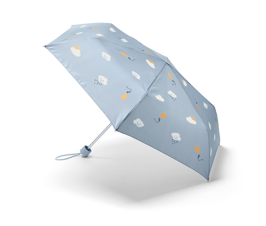 Jasnoniebieski parasol dziecięcy w chmurki.
