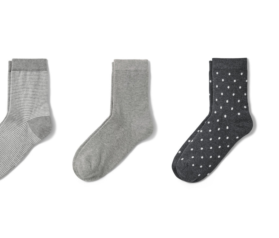 Trzy pary szarych skarpet: jedna para w paski, jedna para gładka i jedna para w kropki.
