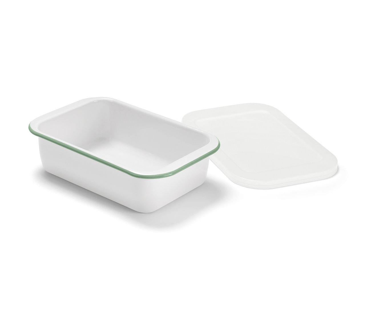 Emaliowana forma do zapiekania z pokrywką i mała emaliowana forma do zapiekania z pokrywką leżą obok siebie.