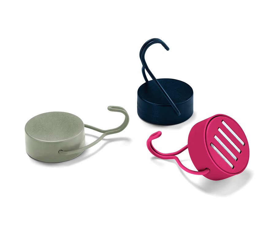 Trzy haczyki magnetyczne w kolorach zielonym, granatowym i różowym na białym tle.