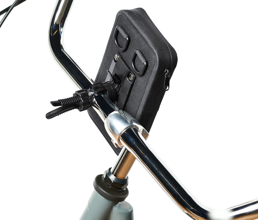 Czarna torba na smartfon 2 w 1 przymocowana do kierownicy roweru.
