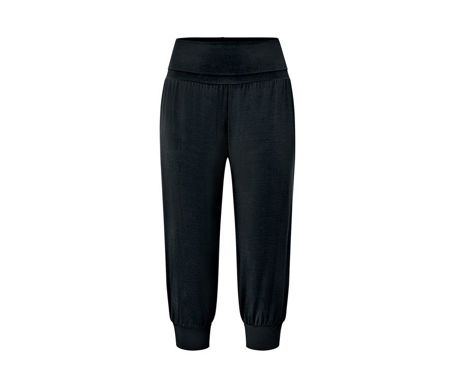 Czarne spodnie do jogi o długości 3/4.