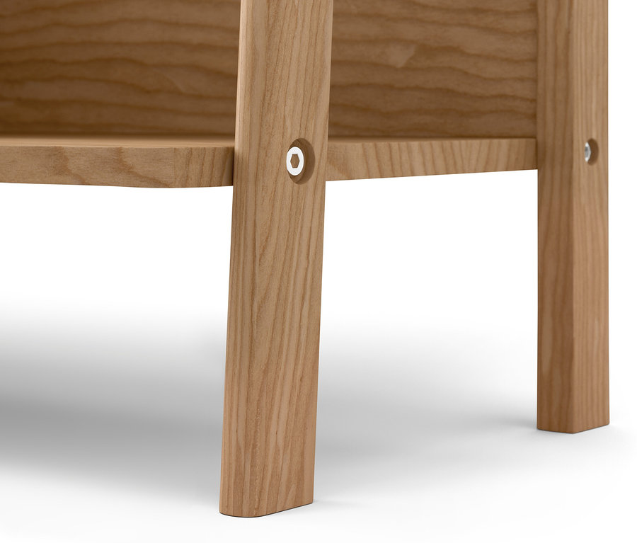 Szczegółowy widok regału z litego drewna z widocznymi połączeniami.