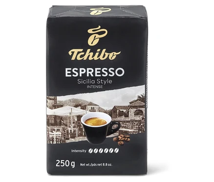 Opakowanie kawy ziarnistej Espresso Sicilia Style 250 g. Na opakowaniu znajduje się zdjęcie filiżanki espresso i sycylijskiej kawiarni.