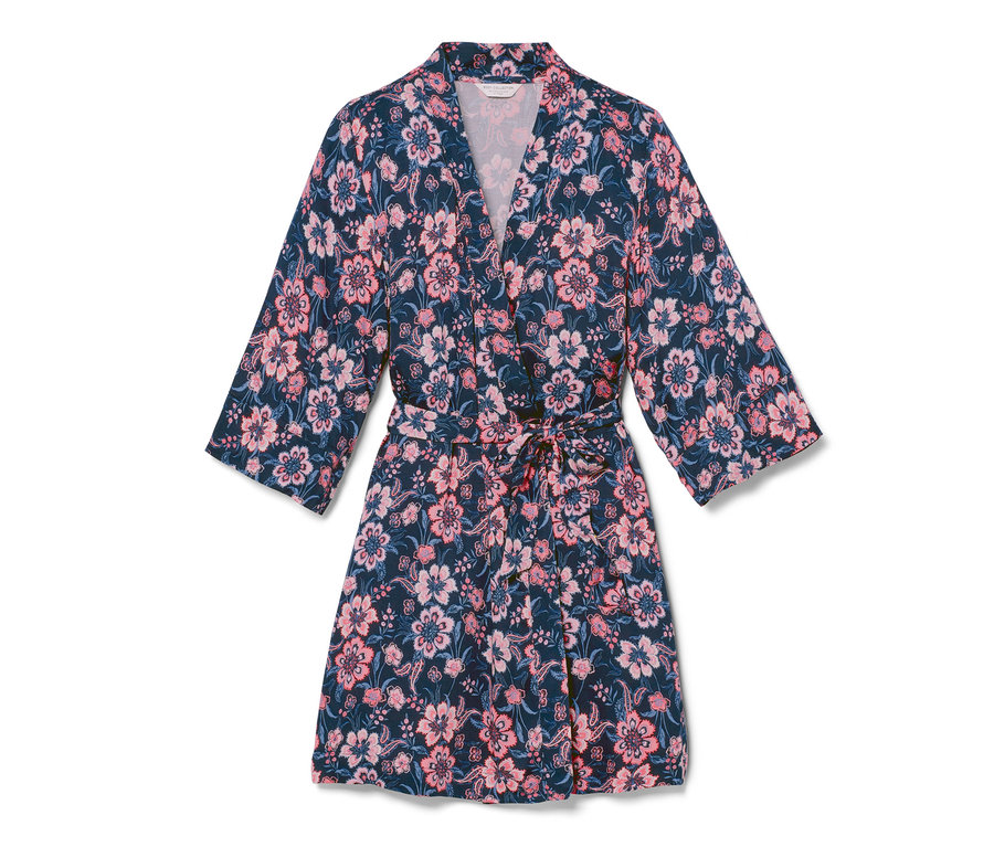 Szlafrok z tkaniny we wzory kwiatowe.