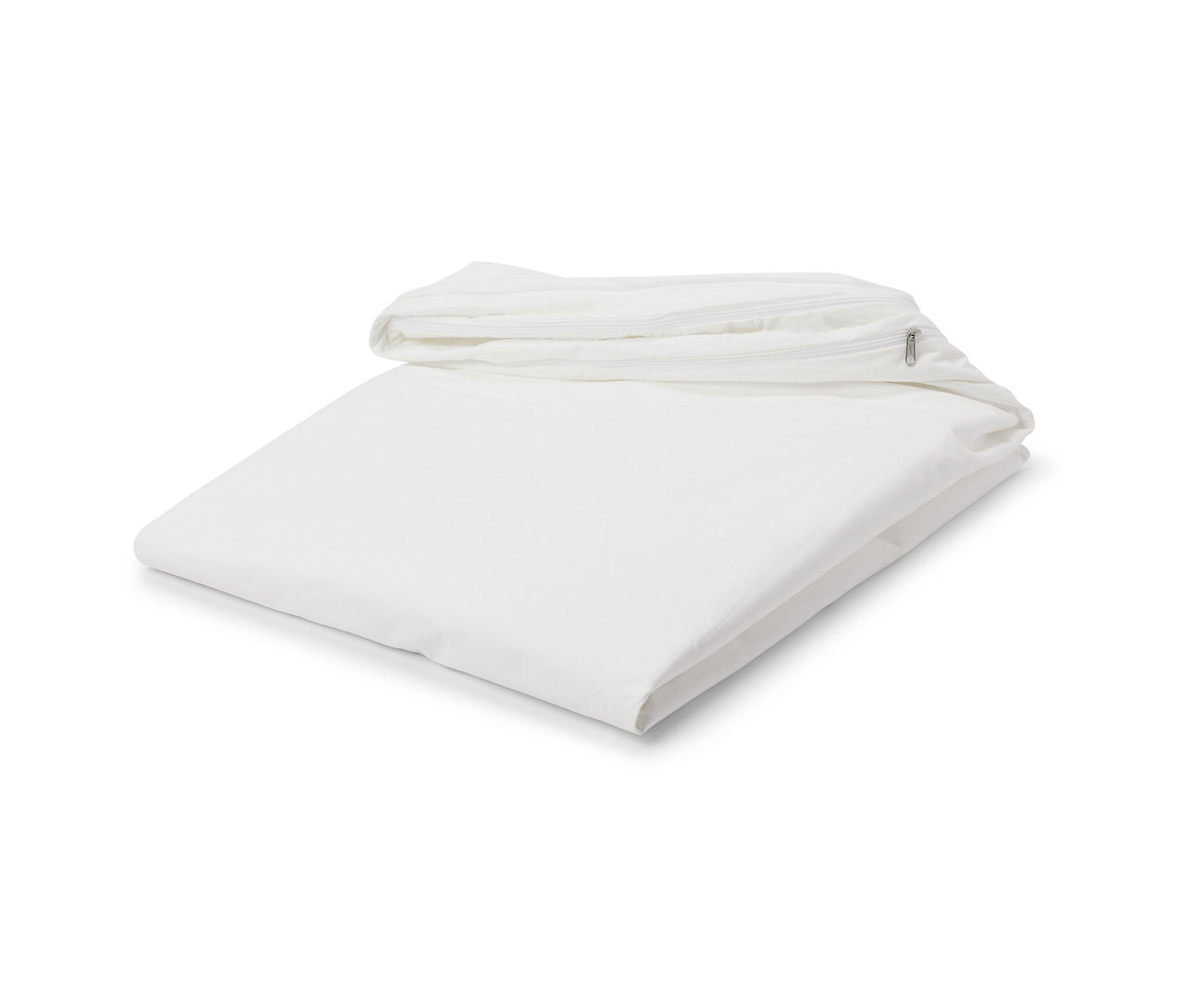 Złożony, biały pokrowiec na materac przeciw roztoczom.