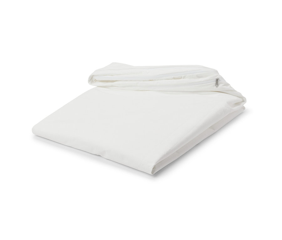 Złożony, biały pokrowiec na materac przeciw roztoczom.