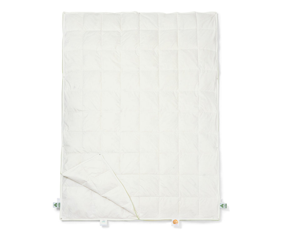 Rozłożona kołdra puchowa irisette® greenline na 4 pory roku, wielkość standardowa.